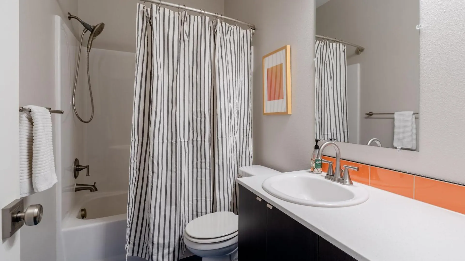 Apartment Retro Modern 2-Bedroom With 90 Walkscore Portland