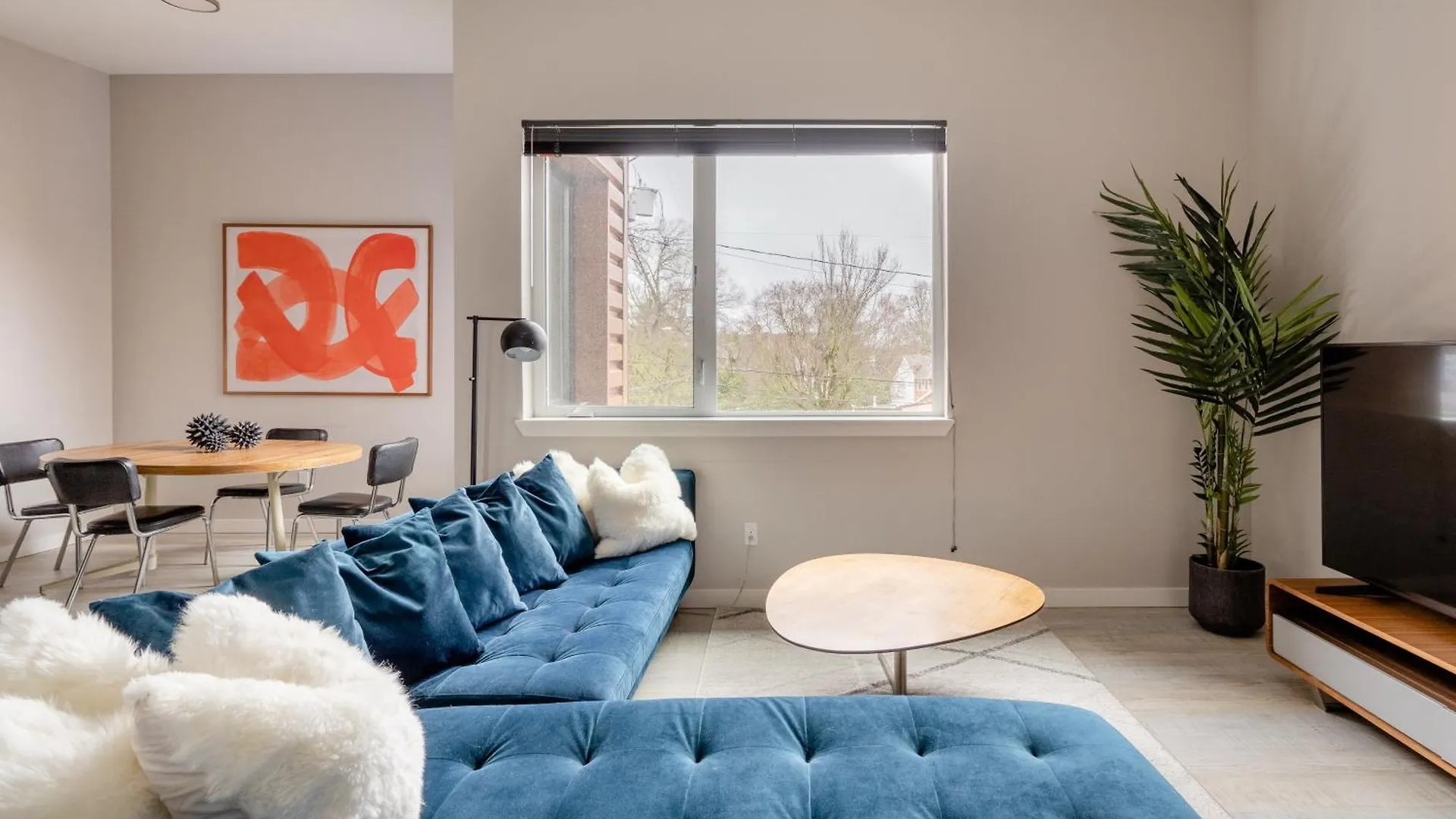 Retro Modern 2-Bedroom With 90 Walkscore Portland