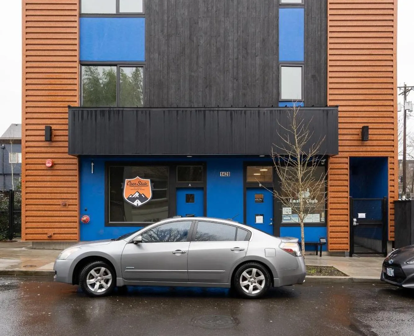 Retro Modern 2-Bedroom With 90 Walkscore Portland Apartment