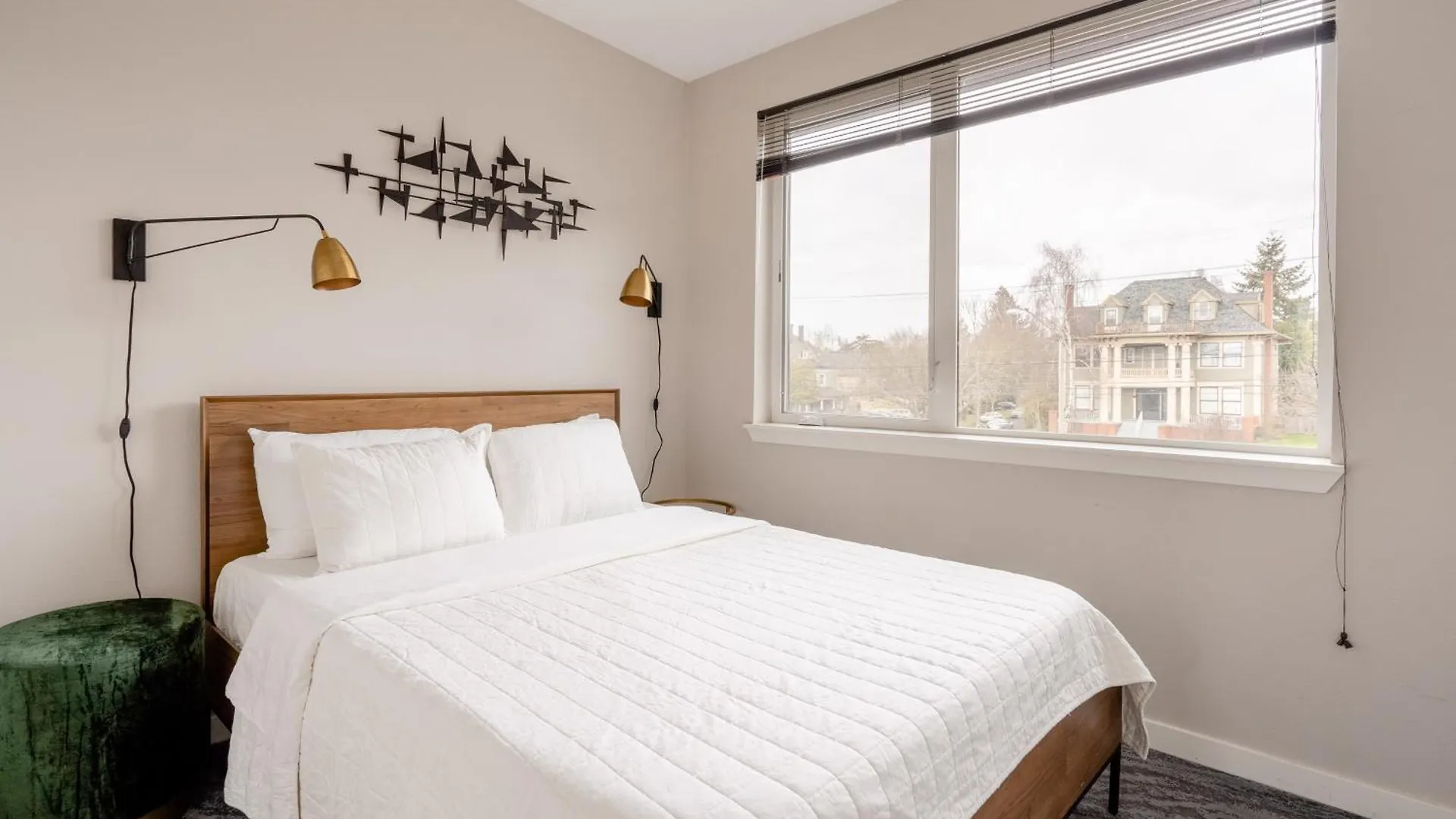 Apartment Retro Modern 2-Bedroom With 90 Walkscore Portland United States