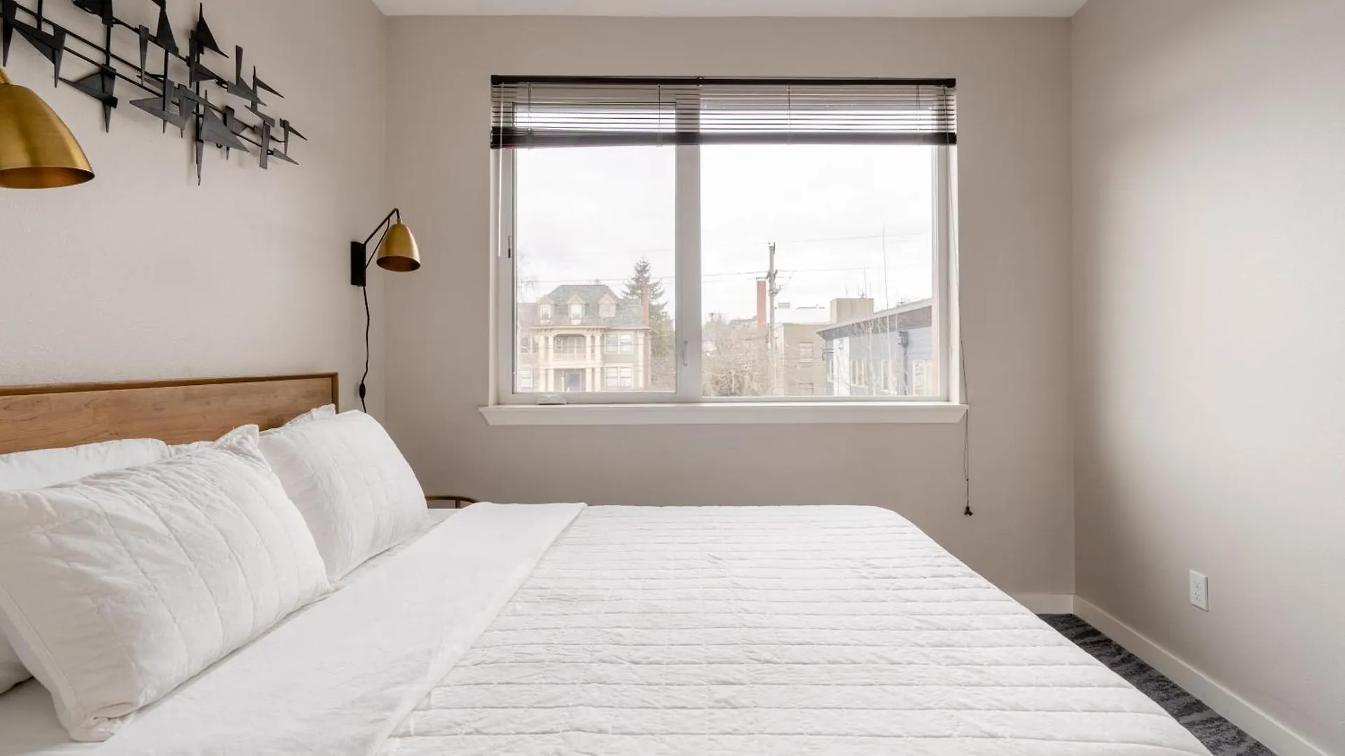 Retro Modern 2-Bedroom With 90 Walkscore Portland