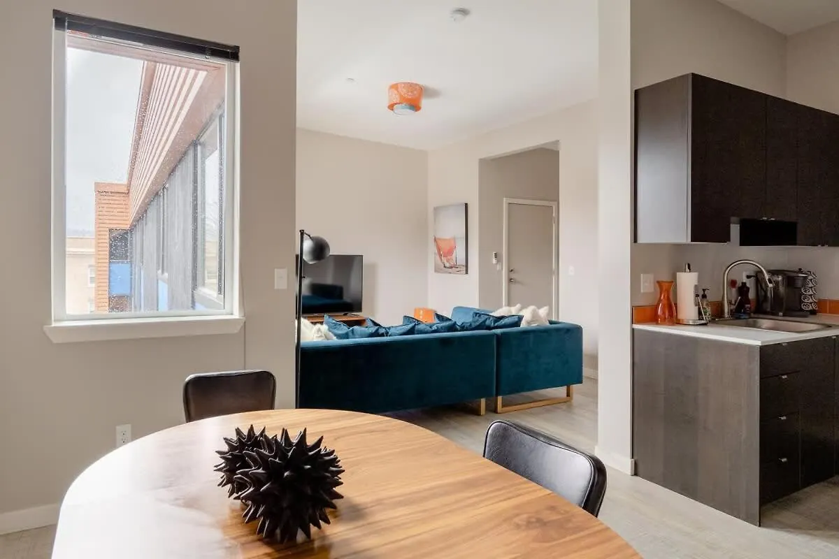 Retro Modern 2-Bedroom With 90 Walkscore Portland Apartment