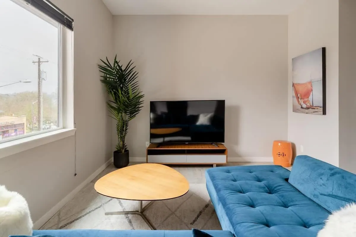 Retro Modern 2-Bedroom With 90 Walkscore Portland
