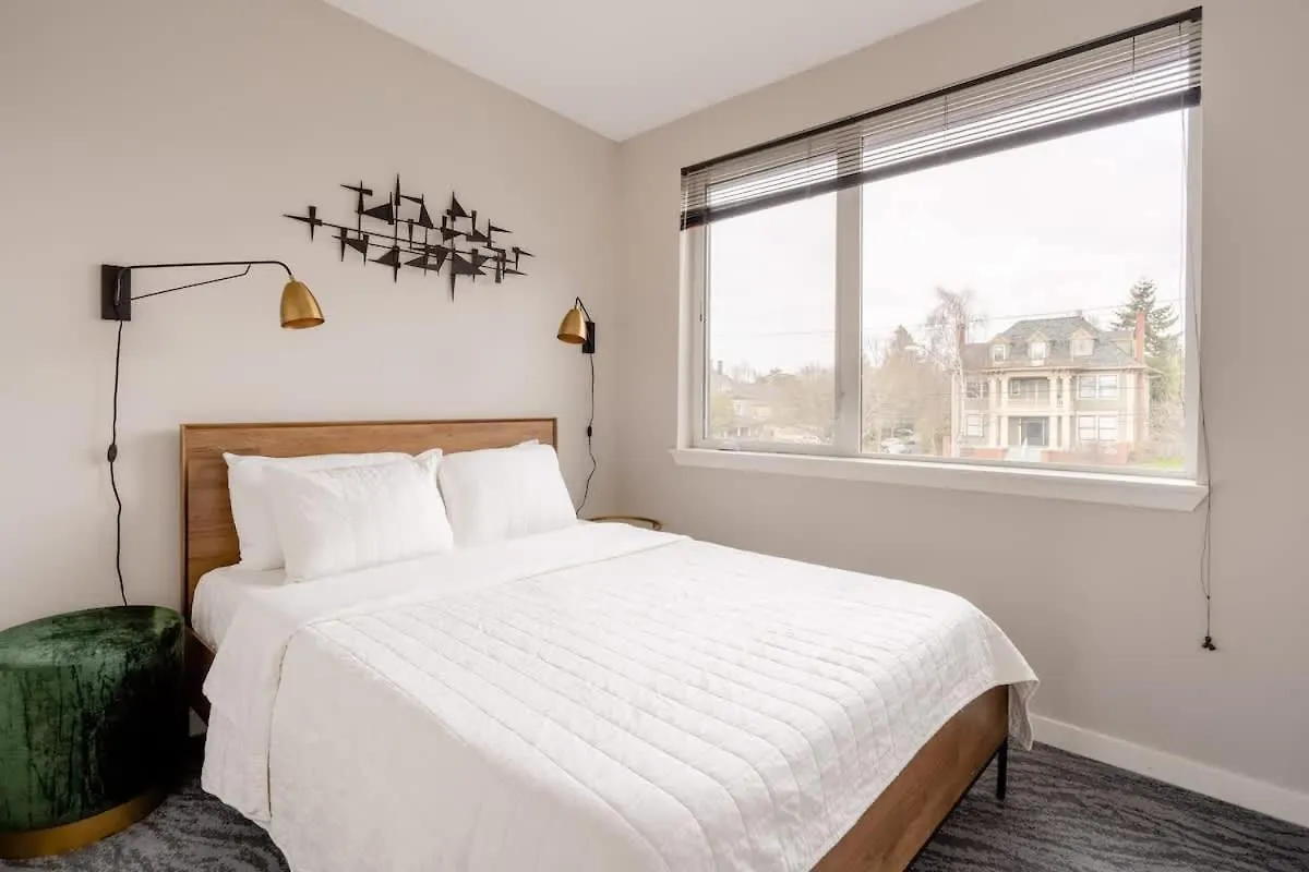 Retro Modern 2-Bedroom With 90 Walkscore Portland