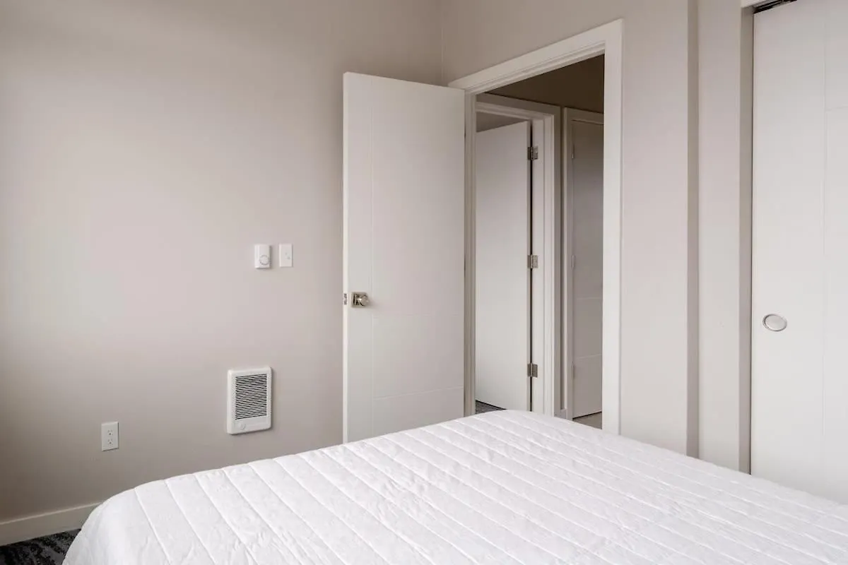 Retro Modern 2-Bedroom With 90 Walkscore Portland Apartment