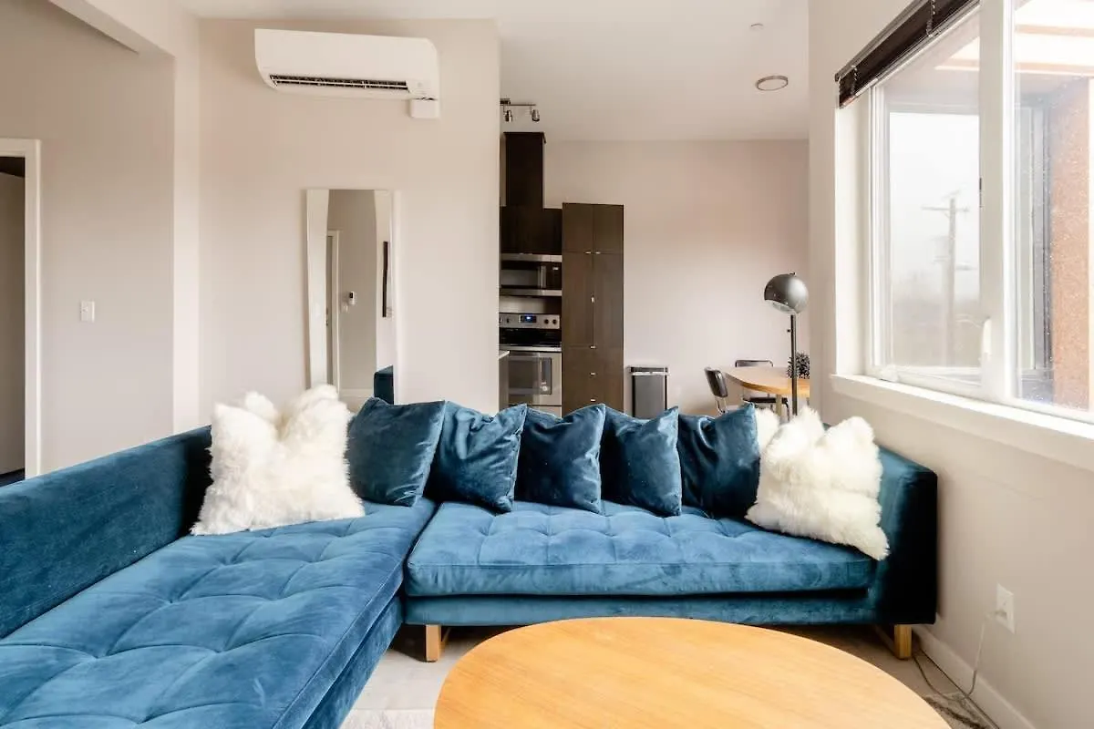 Retro Modern 2-Bedroom With 90 Walkscore Portland Apartment