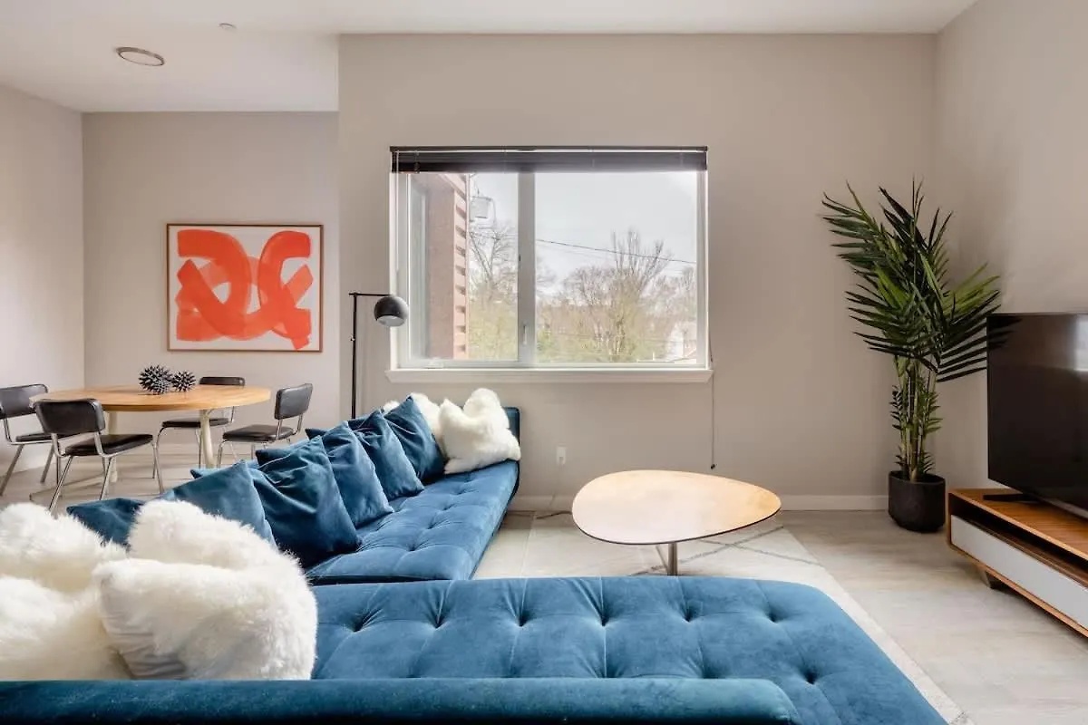 Retro Modern 2-Bedroom With 90 Walkscore Portland