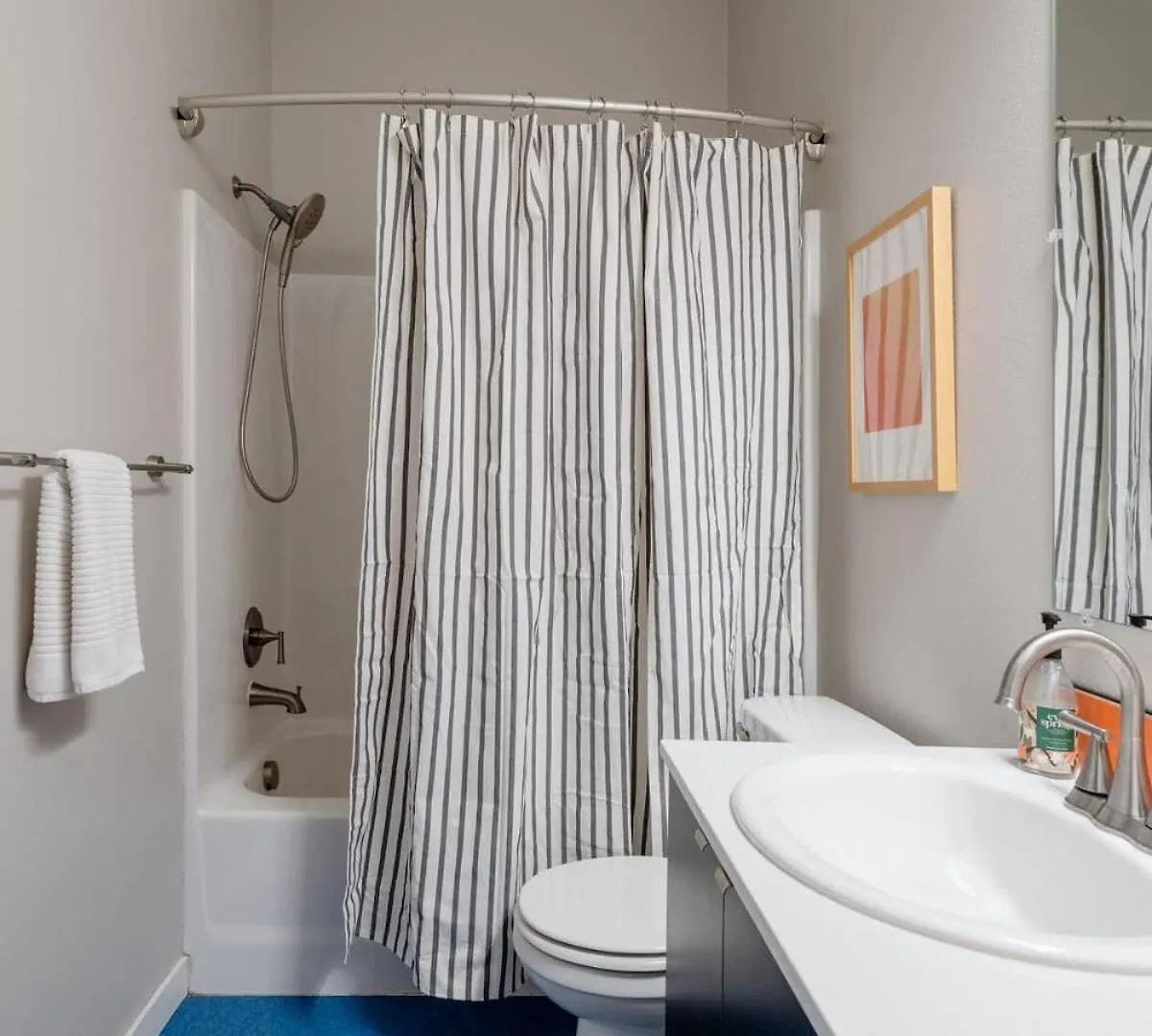Retro Modern 2-Bedroom With 90 Walkscore Portland
