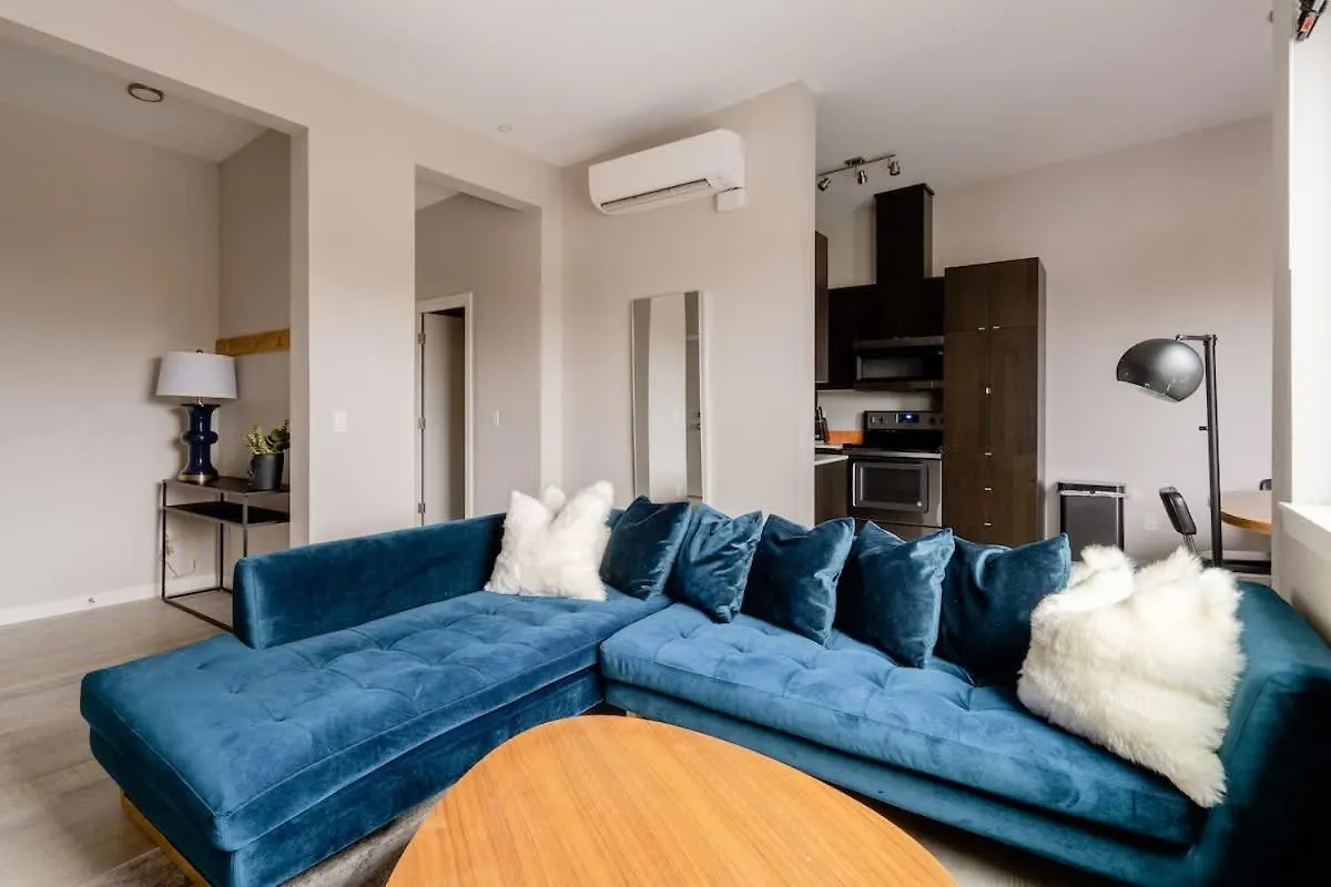 Retro Modern 2-Bedroom With 90 Walkscore Portland Apartment